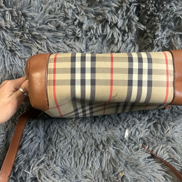 Amazing Burberry Purse 🐴🐴 - Picture 3 of 9